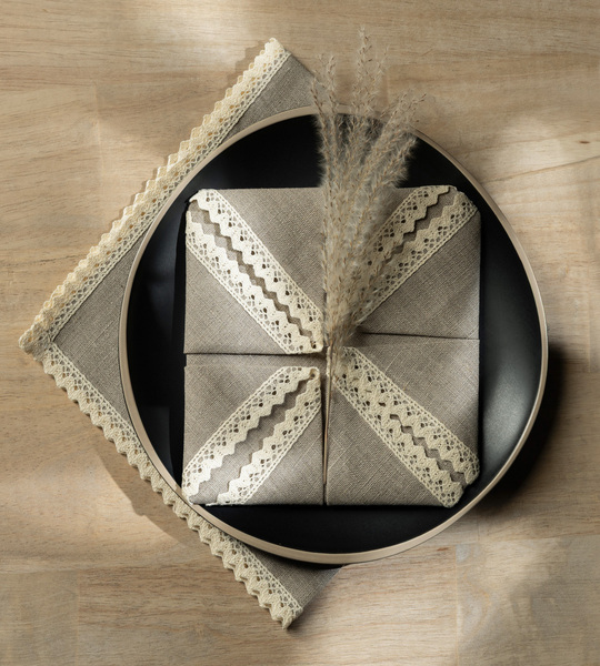 Set of 4 Linen Napkins with Lace