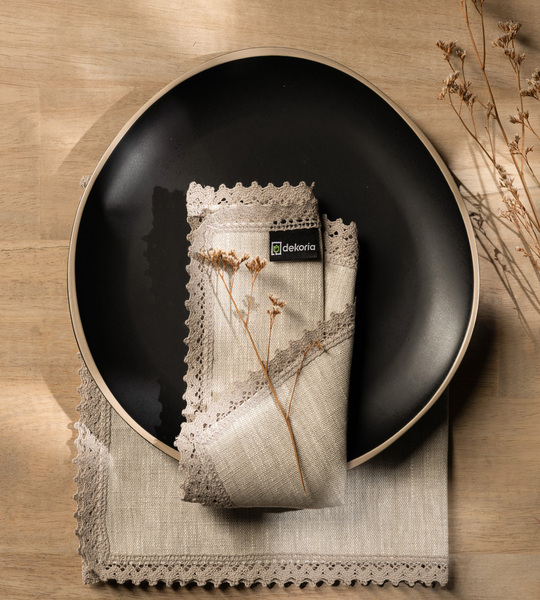Set of 4 Linen Napkins with Lace